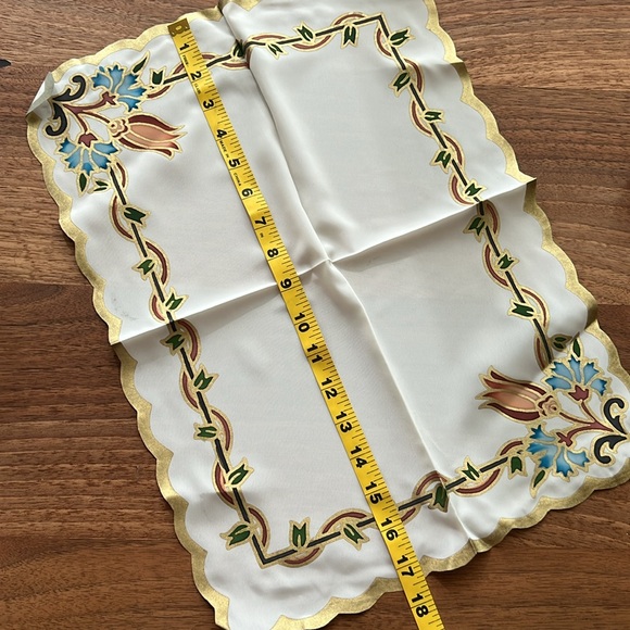 NWOT Total of 13-piece Tablecloth and Napkin Set - Picture 5 of 16